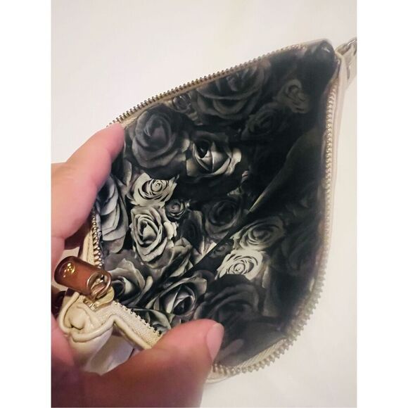 Adrienne Vittadini cream clutch bag with zipper and wrist strap - Picture 4 of 5